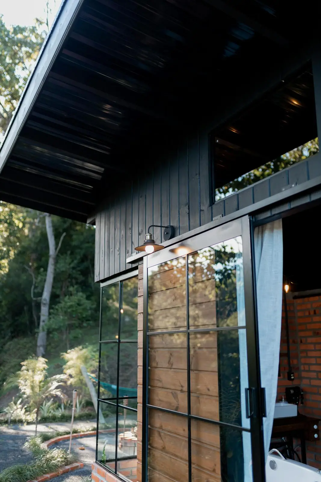 Villa moderna con vetrate in legno-alluminio