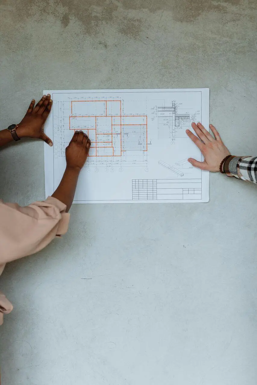 Due tecnici discutono un piano in cantiere