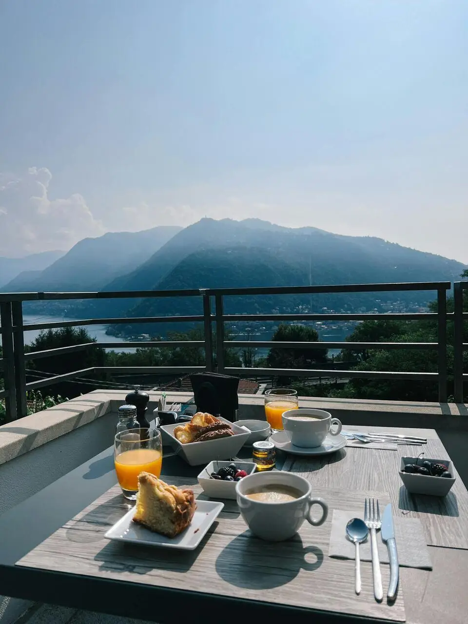 Colazione su tavolo del terrazzo al mattino