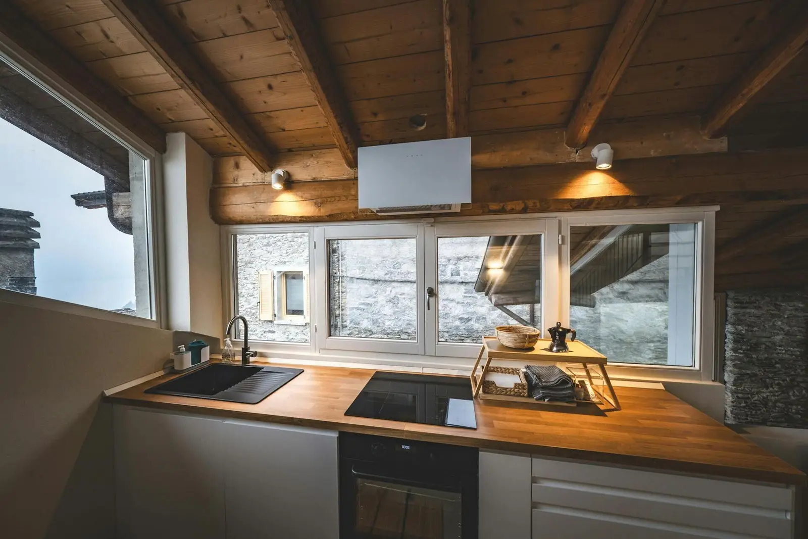 Cucina toscana ristrutturata con vetrate