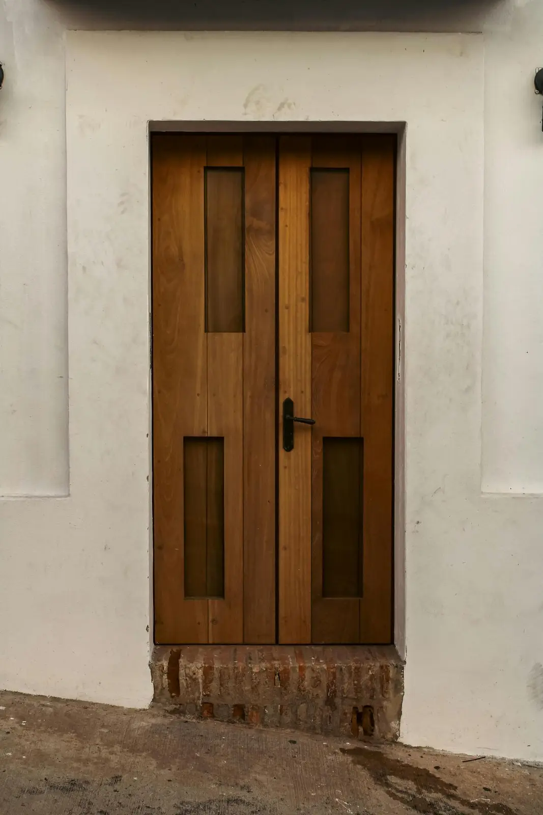 Porta blindata di design installata in ingresso moderno