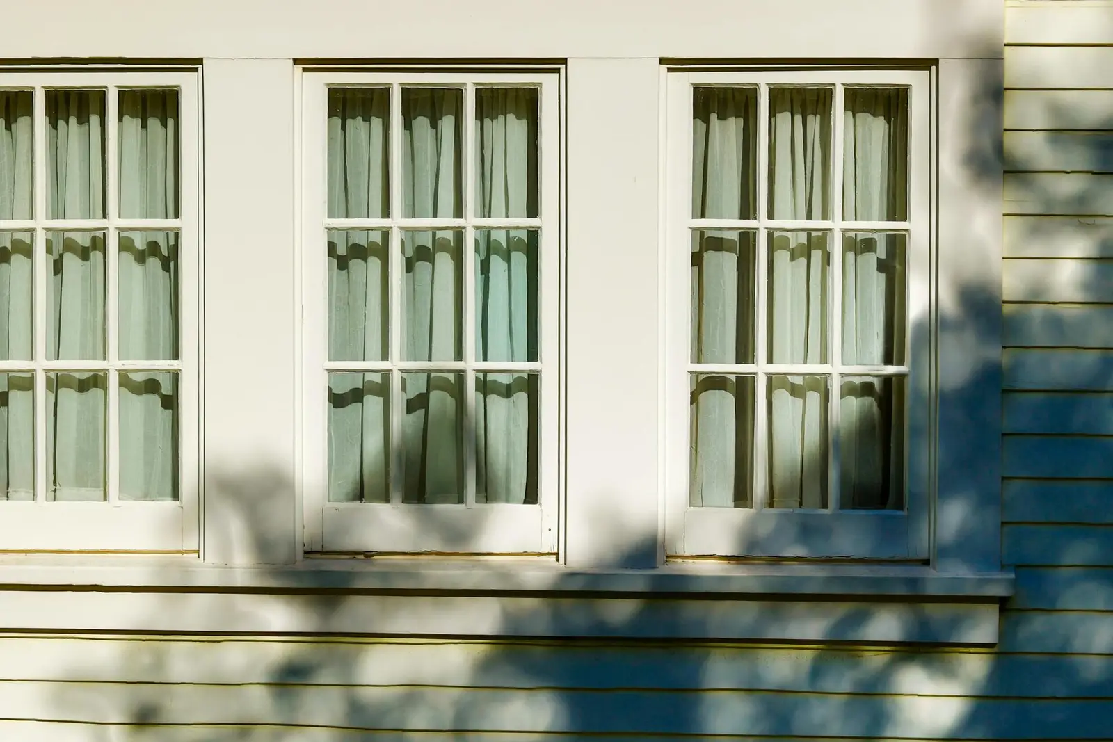 Serramenti PVC moderni installati in casa contemporanea